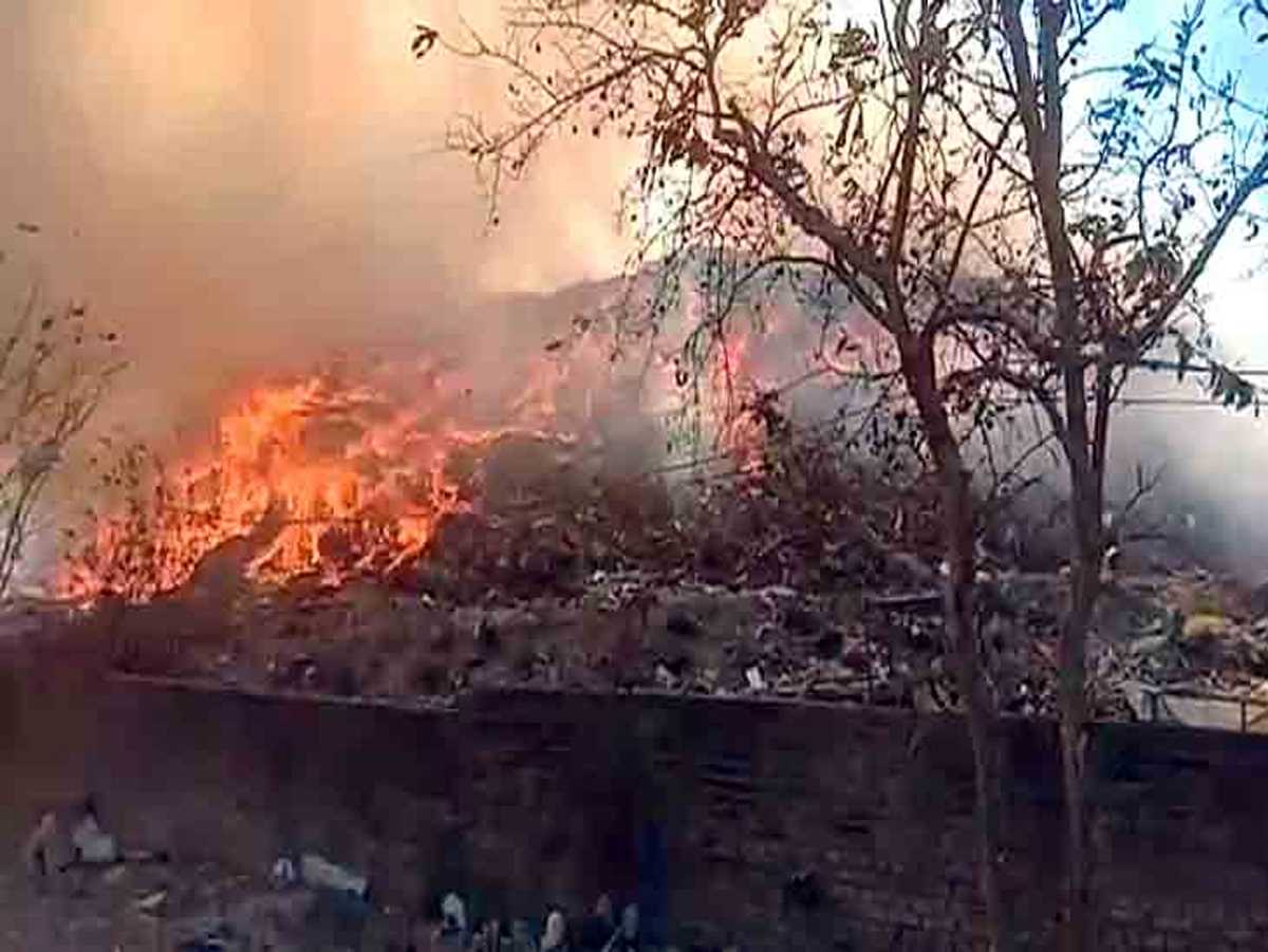 नोएडा के डंपिंग ग्राउंड में लगी भीषण आग बुझाने में जुटी हैं 15 फायर की गाड़ियां, जानबूझ कर लगाई गई आग